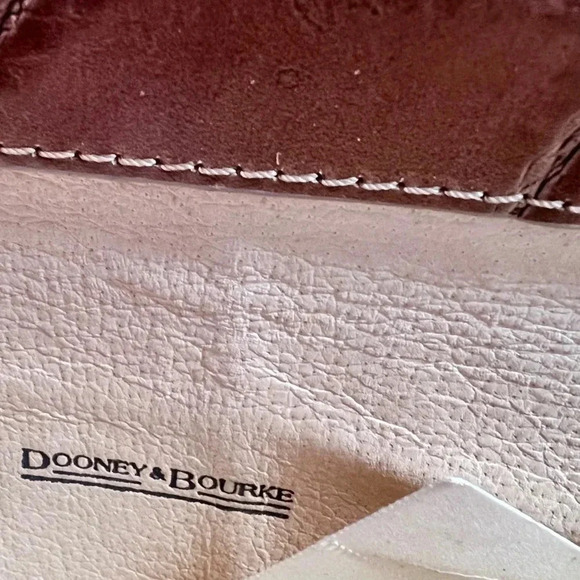 Dooney & Bourke Tan Embossed Leather Clasped Wallet LIKE NEW - Picture 3 of 4